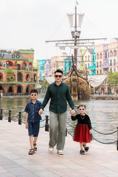 Ảnh gia đình chụp ngoại cảnh tại Vinhomes Ocean Park và Grand World