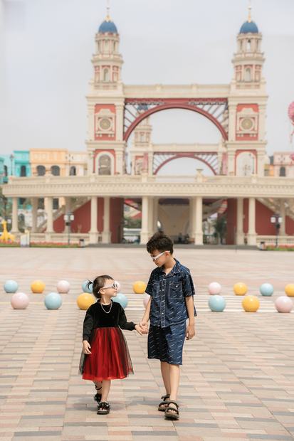 Ảnh gia đình chụp ngoại cảnh tại Vinhomes Ocean Park và Grand World
