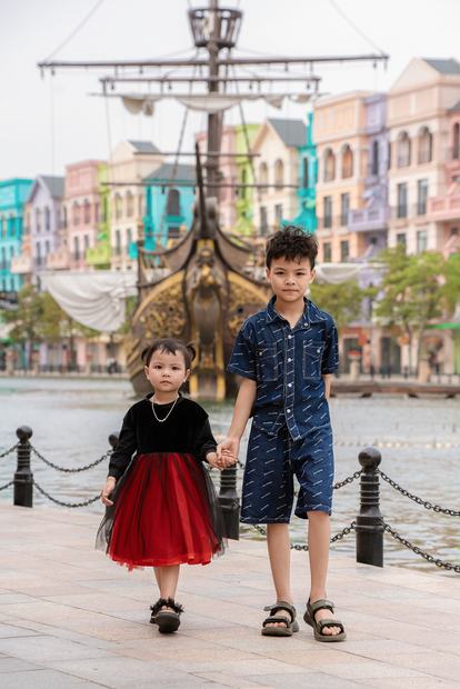 Ảnh gia đình chụp ngoại cảnh tại Vinhomes Ocean Park và Grand World