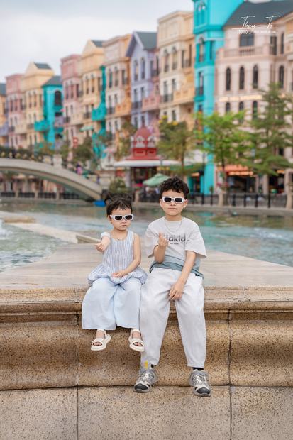Ảnh gia đình chụp ngoại cảnh tại Vinhomes Ocean Park và Grand World