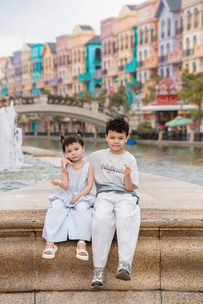 Ảnh gia đình chụp ngoại cảnh tại Vinhomes Ocean Park và Grand World