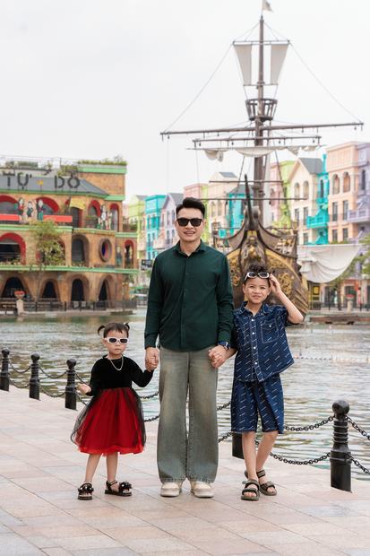 Ảnh gia đình chụp ngoại cảnh tại Vinhomes Ocean Park và Grand World