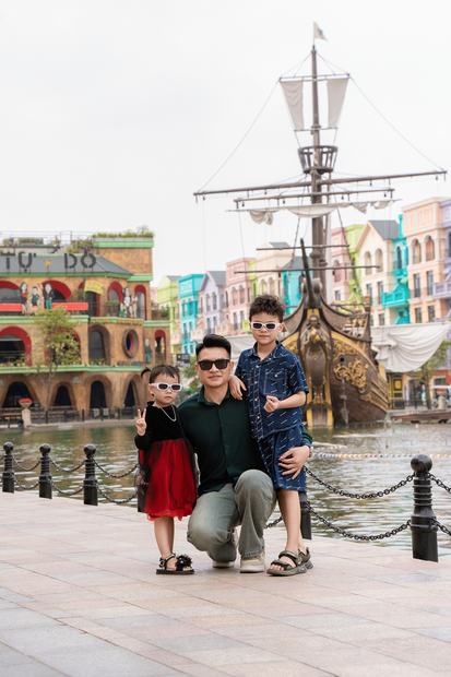 Ảnh gia đình chụp ngoại cảnh tại Vinhomes Ocean Park và Grand World