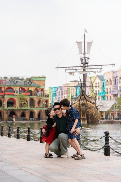 Ảnh gia đình chụp ngoại cảnh tại Vinhomes Ocean Park và Grand World