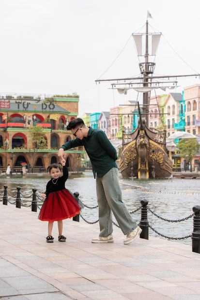Ảnh gia đình chụp ngoại cảnh tại Vinhomes Ocean Park và Grand World