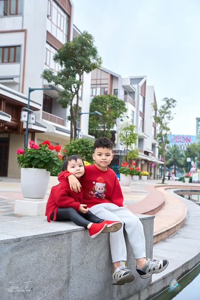 Ảnh gia đình chụp ngoại cảnh tại Vinhomes Ocean Park và Grand World