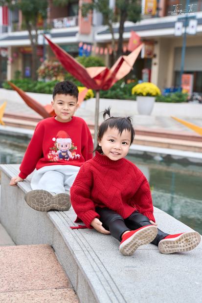 Ảnh gia đình chụp ngoại cảnh tại Vinhomes Ocean Park và Grand World