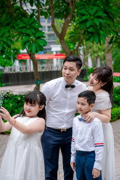 Ảnh gia đình chụp ngoại cảnh tại Vinhomes Ocean Park và Grand World