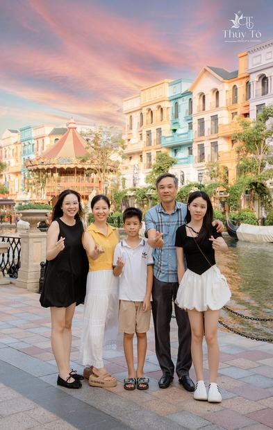 Ảnh gia đình chụp ngoại cảnh tại Vinhomes Ocean Park và Grand World