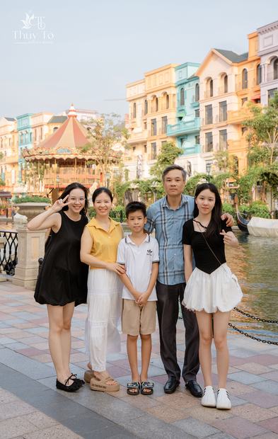 Ảnh gia đình chụp ngoại cảnh tại Vinhomes Ocean Park và Grand World