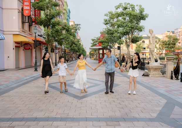 Ảnh gia đình chụp ngoại cảnh tại Vinhomes Ocean Park và Grand World