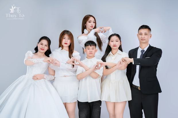 Ảnh gia đình chụp ngoại cảnh tại Vinhomes Ocean Park và Grand World