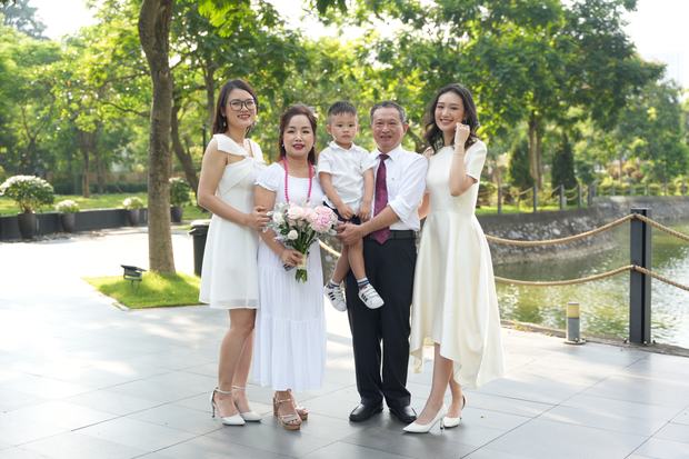 Ảnh gia đình chụp ngoại cảnh tại Vinhomes Ocean Park và Grand World