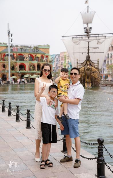 Ảnh gia đình chụp ngoại cảnh tại Vinhomes Ocean Park và Grand World