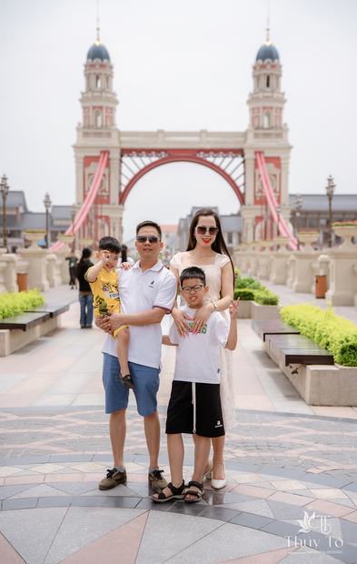 Ảnh gia đình chụp ngoại cảnh tại Vinhomes Ocean Park và Grand World