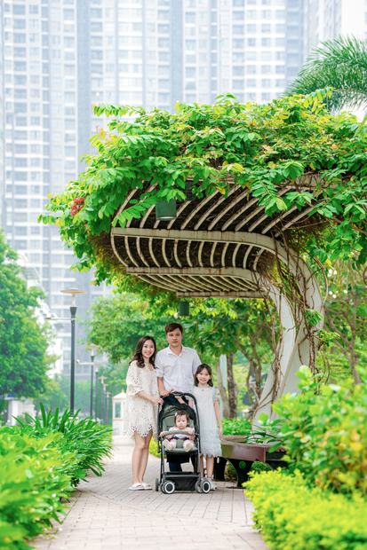 Ảnh gia đình chụp ngoại cảnh tại Vinhomes Ocean Park và Grand World