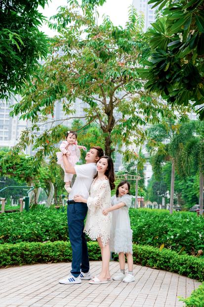Ảnh gia đình chụp ngoại cảnh tại Vinhomes Ocean Park và Grand World