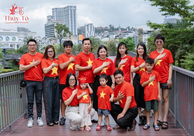 Ảnh gia đình chụp ngoại cảnh tại Vinhomes Ocean Park và Grand World