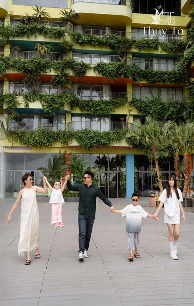 Ảnh gia đình chụp ngoại cảnh tại Vinhomes Ocean Park và Grand World