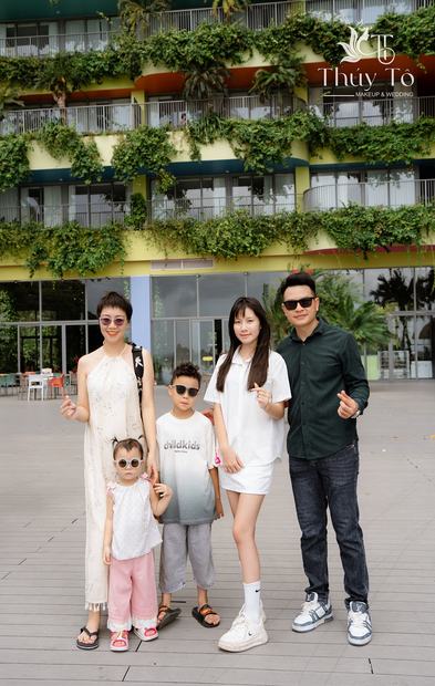 Ảnh gia đình chụp ngoại cảnh tại Vinhomes Ocean Park và Grand World