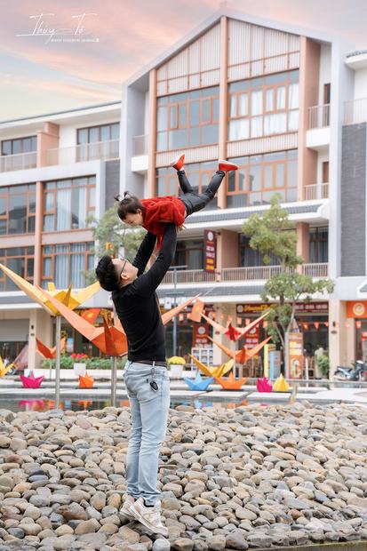 Ảnh gia đình chụp ngoại cảnh tại Vinhomes Ocean Park và Grand World