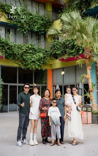 Ảnh gia đình chụp ngoại cảnh tại Vinhomes Ocean Park và Grand World