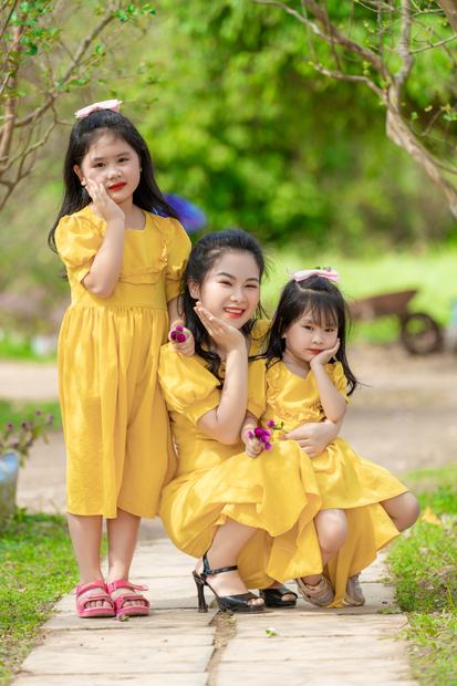 Ảnh gia đình chụp tại cánh đồng hoa và trang trại