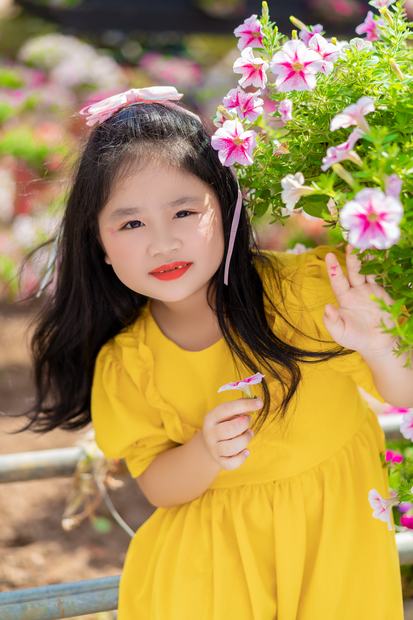 Ảnh gia đình chụp tại cánh đồng hoa và trang trại