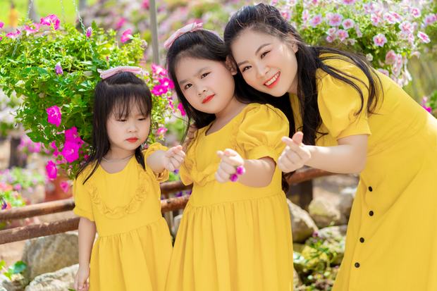 Ảnh gia đình chụp tại cánh đồng hoa và trang trại