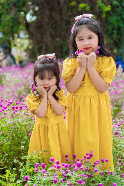Ảnh gia đình chụp tại cánh đồng hoa và trang trại