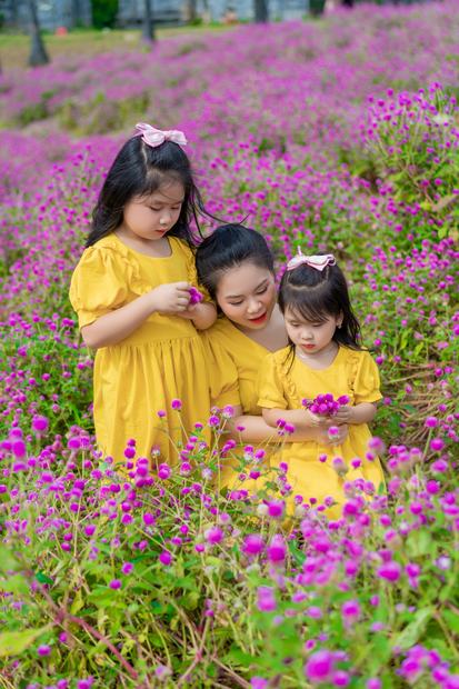 Ảnh gia đình chụp tại cánh đồng hoa và trang trại