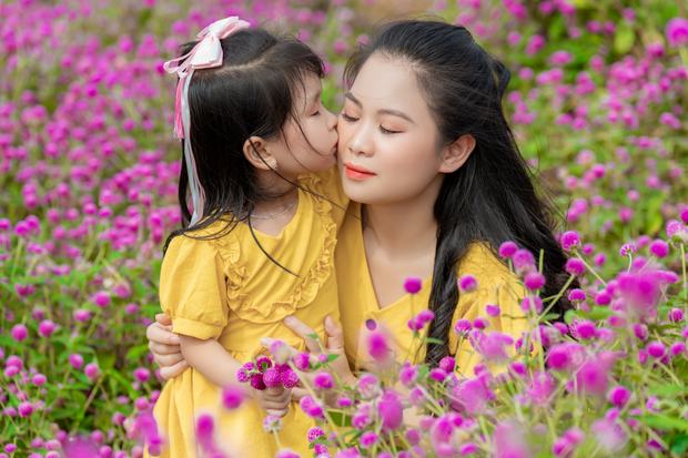 Ảnh gia đình chụp tại cánh đồng hoa và trang trại