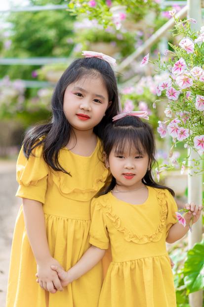 Ảnh gia đình chụp tại cánh đồng hoa và trang trại